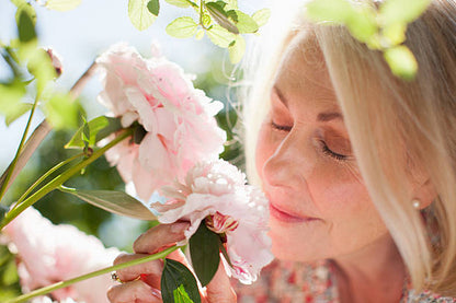 Face Oil mit Glow Effekt und Anti Aging Pflege, hochwertiges Gesichtsöl für trockene und reife Haut, Golden Glow Face Oil mit goldenen Reflexen, Premium Hautpflege für ein ebenmäßiges Hautbild. Logo Sistas Care powered by Skincare Solutions