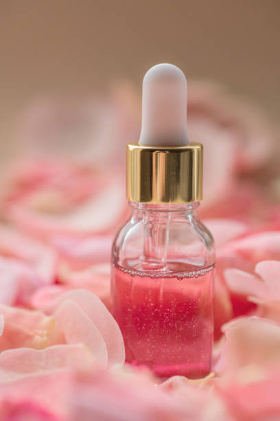 Luxuriöses Face Oil mit Rosenquarz, feuchtigkeitsspendendes Gesichtsöl für glatte und gepflegte Haut, Beauty Produkt für tägliche Hautpflege Routine, Sistas Care Rose Blush Face Oil mit Pipette und elegantem Design. Logo Sistas Care powered by Skincare Solutions